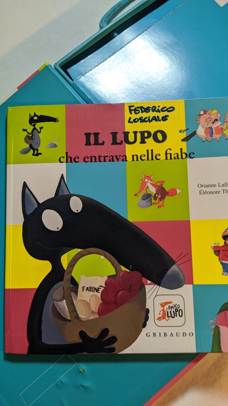 La valigetta di Lupo
Libro Il lupo che entrava nelle fiabe+puzzle+domino