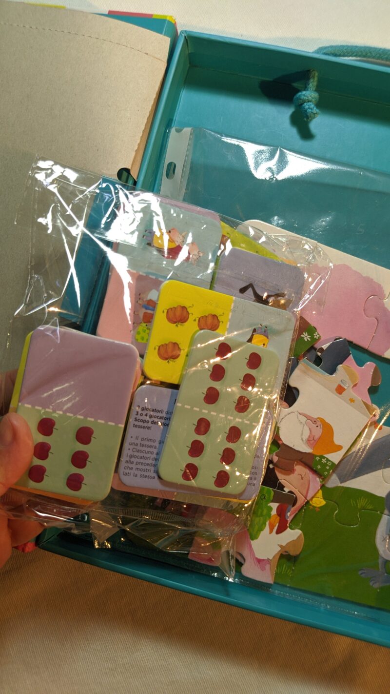 La valigetta di Lupo
Libro Il lupo che entrava nelle fiabe+puzzle+domino