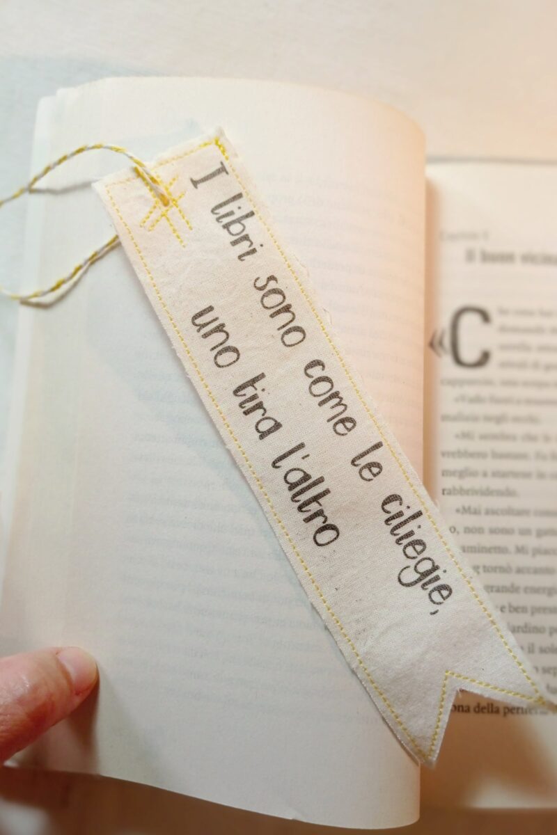 Segnalibro I libri sono come le ciliegie, uno tira l'altro