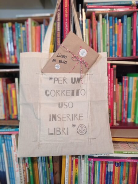 Shopper Per un corretto uso inserire libri 
con Libro a sorpresa