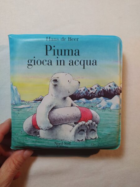 Piuma gioca in acqua