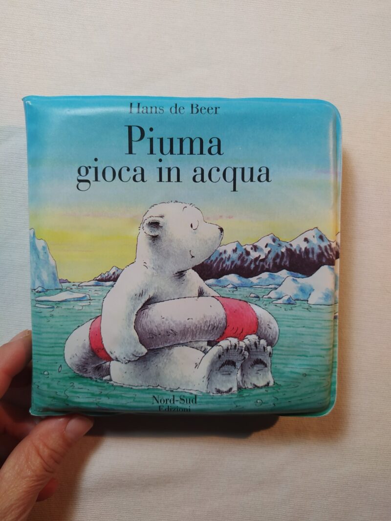 Piuma gioca in acqua