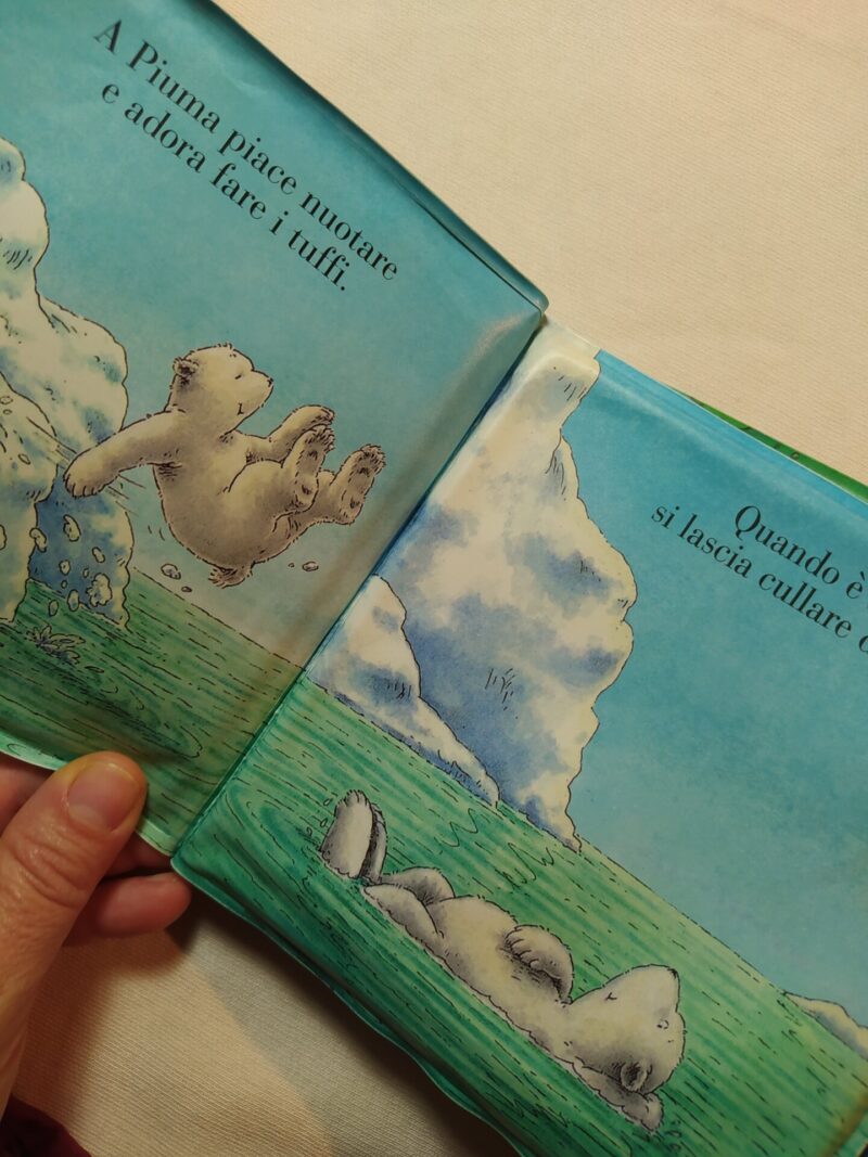 Piuma gioca in acqua