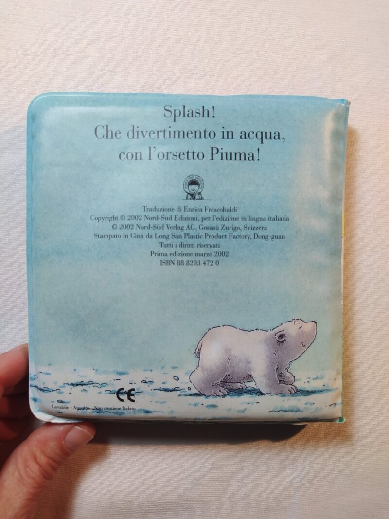 Piuma gioca in acqua