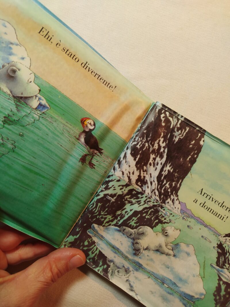 Piuma gioca in acqua